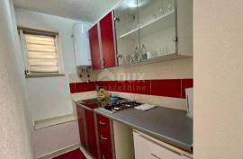 OTOK PAG, NOVALJA - samostojeća kuća s pet apartmanskih jedinica, Novalja, House