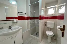 OTOK PAG, NOVALJA - samostojeća kuća s pet apartmanskih jedinica, Novalja, House