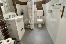 OTOK PAG, NOVALJA - samostojeća kuća s pet apartmanskih jedinica, Novalja, House