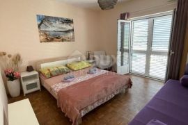 OTOK PAG, NOVALJA - samostojeća kuća s pet apartmanskih jedinica, Novalja, House