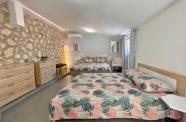 OTOK PAG, NOVALJA - samostojeća kuća s pet apartmanskih jedinica, Novalja, House