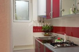 OTOK PAG, NOVALJA - samostojeća kuća s pet apartmanskih jedinica, Novalja, House