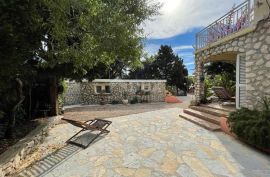 OTOK PAG, NOVALJA - samostojeća kuća s pet apartmanskih jedinica, Novalja, House