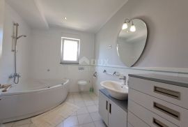 OPATIJA, IČIĆI - penthouse s panoramskim pogledom i dvorišnom zgradom, Opatija - Okolica, Apartamento