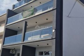 CRIKVENICA - garsonjera u novogradnji s terasom i parkingom, Crikvenica, Appartamento