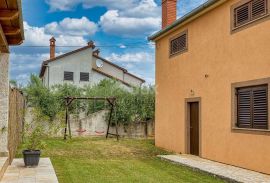 ISTRA, LOBORIKA- Prostrana kuća s dva stana i bazenom, Marčana, House