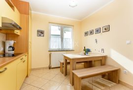 OTOK KRK, MALINSKA - Renovirana apartmanska kuća u blizini mora, Malinska-Dubašnica, Kuća