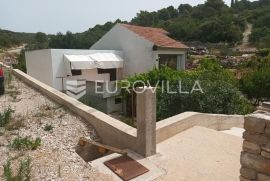 Maslinica, otok Šolta, dvojna kuća okružena zelenilom, položena na parceli površine 382 m2, Šolta, بيت