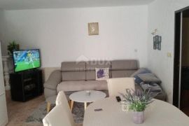 CRIKVENICA - lijepi stan u prizemlju s dvorištem, Crikvenica, Apartamento