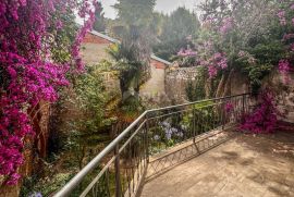 MALI LOŠINJ, GRAD-Kuća s dvorištem u centru Lošinja. PRVI RED OD MORA, Mali Lošinj, Ev