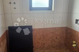 Kras - dvojna kuća na mirnoj lokaciji, Dobrinj, Kuća