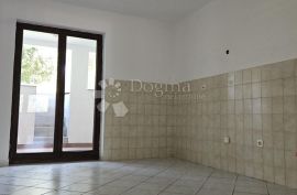 Stan 93m2 sa vrtom od 80m2, 700m od mora, Poreč, Wohnung