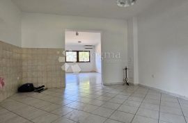 Stan 93m2 sa vrtom od 80m2, 700m od mora, Poreč, Flat