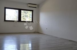 Stan 93m2 sa vrtom od 80m2, 700m od mora, Poreč, Apartamento