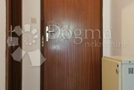 Stan 93m2 sa vrtom od 80m2, 700m od mora, Poreč, Wohnung