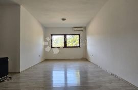 Stan 93m2 sa vrtom od 80m2, 700m od mora, Poreč, Wohnung