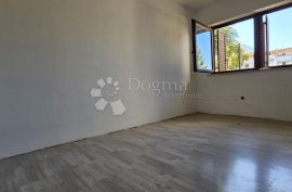 Stan 93m2 sa vrtom od 80m2, 700m od mora, Poreč, Διαμέρισμα