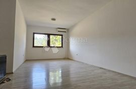 Stan 93m2 sa vrtom od 80m2, 700m od mora, Poreč, Apartamento