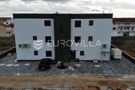 Zadar, Privlaka, luksuzno opremljen dvosoban stan NKP 65,90 m2 s vrtom, Privlaka, Wohnung