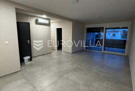 Zadar, Privlaka, luksuzno opremljen dvosoban stan NKP 65,90 m2 s vrtom, Privlaka, شقة