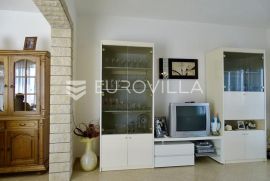 Rijeka, Hosti, obiteljska kuća s tri stana, ukupne površine 362.34m2, Rijeka, Maison