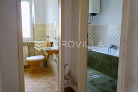 Rijeka, Hosti, obiteljska kuća s tri stana, ukupne površine 362.34m2, Rijeka, House