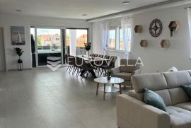 Zadar, Privlaka, luksuzno opremljen penthouse NKP 142 m2 s pogledom na more, Privlaka, Wohnung