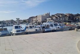 Vodice, atraktivan ugostiteljski objekt na plaži NKP 67 m2 na parceli od 800 m2, Vodice, Propiedad comercial