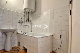 Turnić, 2-soban stan s balkonom, u peterokatnici, Rijeka, Appartement