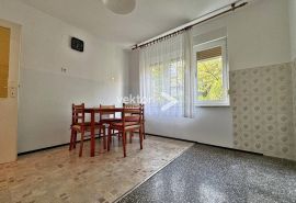 Turnić, 2-soban stan s balkonom, u peterokatnici, Rijeka, Wohnung