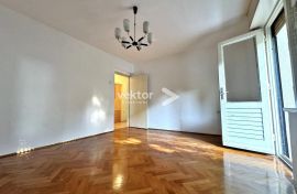 Turnić, 2-soban stan s balkonom, u peterokatnici, Rijeka, Appartment