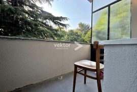 Turnić, 2-soban stan s balkonom, u peterokatnici, Rijeka, Appartement