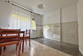 Turnić, 2-soban stan s balkonom, u peterokatnici, Rijeka, Appartement