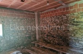 OTOČAC - Brloška Dubrava - kuća i okućnica 12.315 m2 u komadu, Otočac, Famiglia