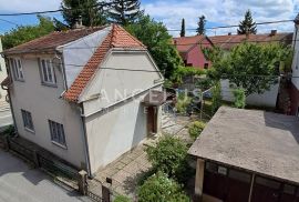 Zagreb, Donja Dubrava – samostojeća kuća s garažom za rušenje, Donja Dubrava, Casa