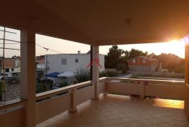 VIR-Kuća sa 2 apartmana i podrumom, Vir, بيت