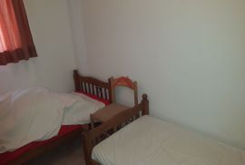 VIR-Kuća sa 2 apartmana i podrumom, Vir, Famiglia