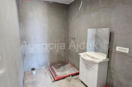 Imotski novi stan 272 m2 u blizini Modrog jezera novo!, Imotski, Appartment