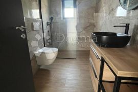 ROGOZNICA- PREDIVAN STAN U NOVOGRADNJI 130M OD MORA, Rogoznica, Flat