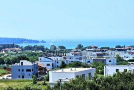 Jedinstven stan s pogledom na more u zgradi sa liftom, Novigrad, Stan