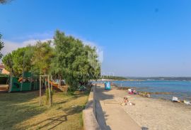 Prilika u Novigradu ! Soba  s izlazom na plažu !, Novigrad, Kвартира