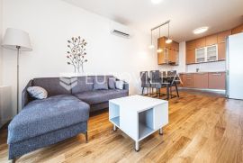 Zagreb, Heinzelova, odličan dvosoban stan NKP 68,90 m2 + 2 GPM, Zagreb, Διαμέρισμα