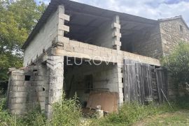 Istra, Zrenj, stara kamena kuća s građevinskim zemljištem 1190m2, Oprtalj, Maison