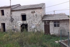 Istra, Karojba, samostojeća istarska kuća s idejnim projektom, Karojba, House