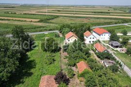 Građevinsko zemljište 46 ari  na glavnom putu, Pećinci, Terrain