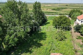 Građevinsko zemljište 46 ari  na glavnom putu, Pećinci, Land