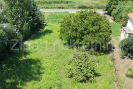 Građevinsko zemljište 46 ari  na glavnom putu, Pećinci, Terrain