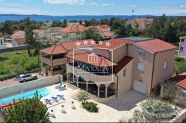 Privlaka - komforna vila 498m2 s bazenom! Pogled na more! 990000€, Privlaka, Famiglia