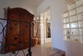 Privlaka - uređena kuća 330m2, blizina mora! 599000€, Privlaka, House