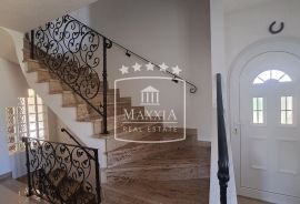 Privlaka - uređena kuća 330m2, blizina mora! 599000€, Privlaka, Famiglia